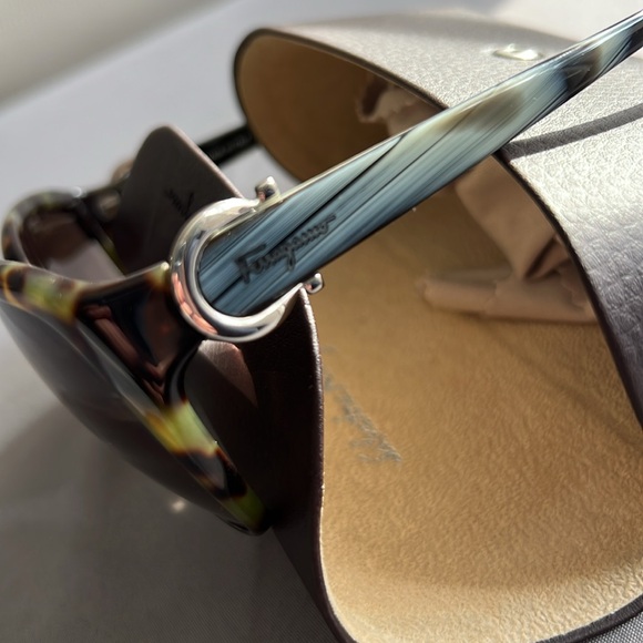 Ferragamo sunglasses - Picture 3 of 7